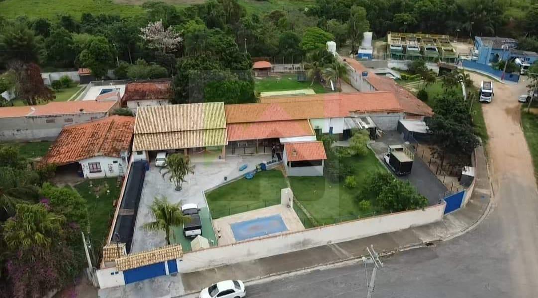 Chácara à venda com 4 quartos, 1400m² - Foto 1