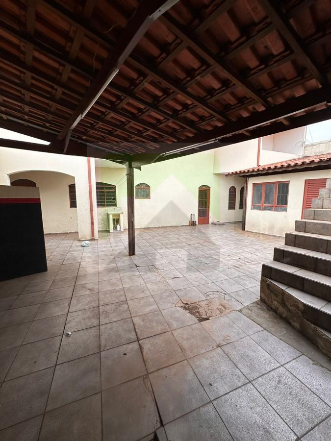 Casa à venda com 3 quartos, 319m² - Foto 2