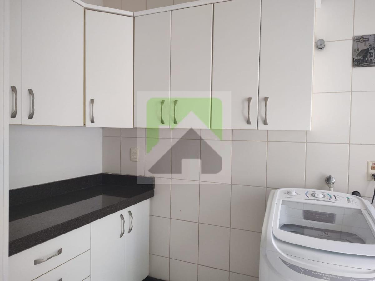 Casa à venda com 3 quartos, 300m² - Foto 2