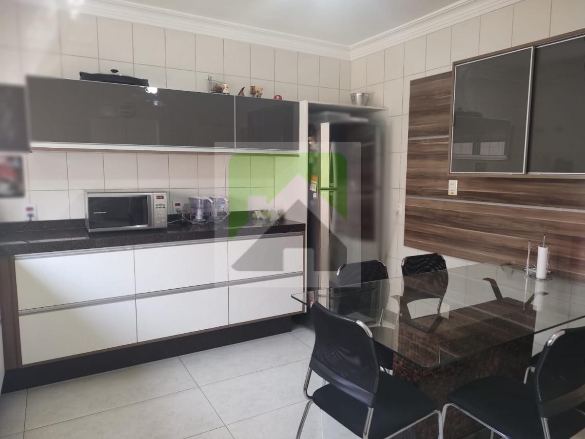 Casa à venda com 3 quartos, 300m² - Foto 1